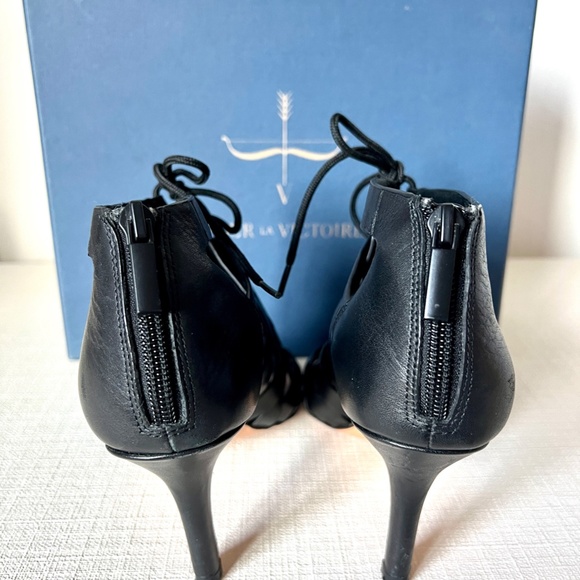 Pour La Victoire Camila Lattice Sandal - Polished Leather - Size 8M - Black - Picture 5 of 8